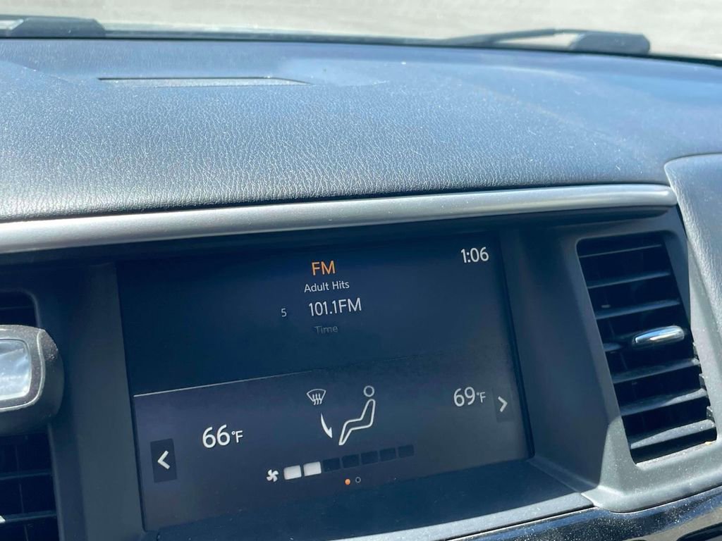 Used 2020 Nissan Pathfinder S AWD/4WD image 28