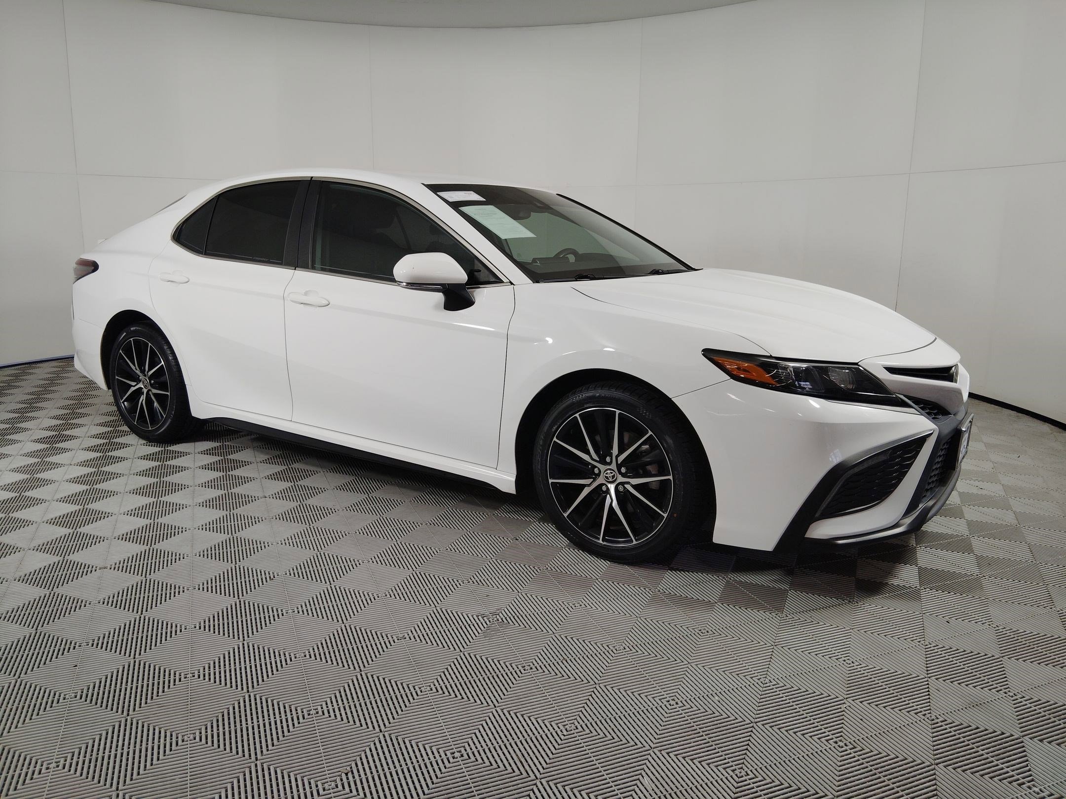 Used 2022 Toyota Camry SE image 7