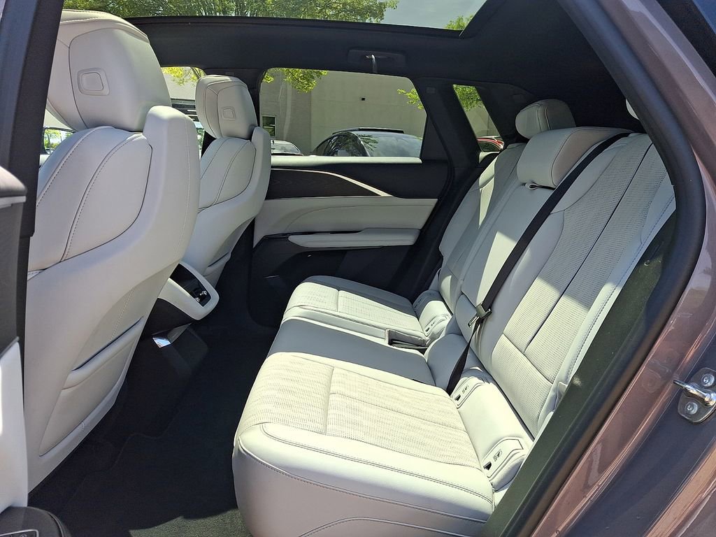 Used 2024 Cadillac Lyriq Luxury AWD/4WD image 10