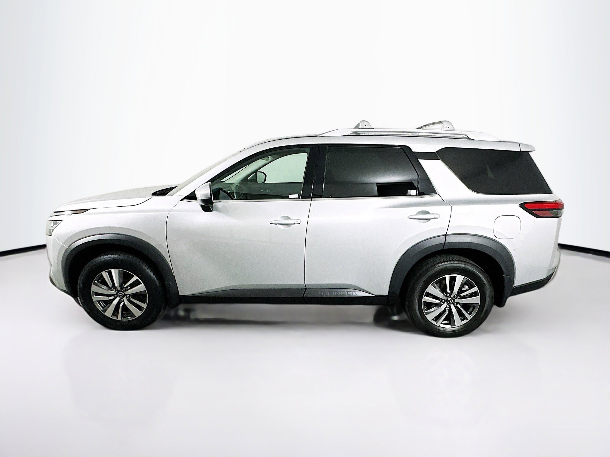 Used 2023 Nissan Pathfinder SL w/ Black Appearance Package image 4