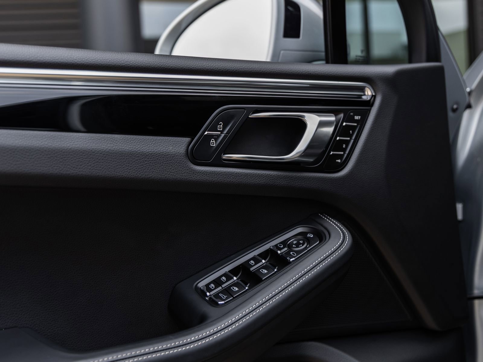 Certified 2025 Porsche Macan image 23