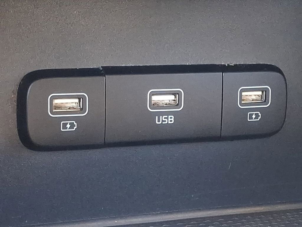 Used 2022 Kia Carnival LX image 26