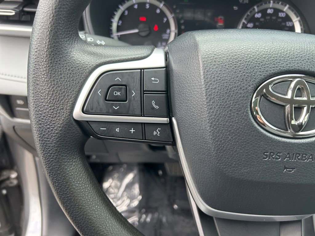 Used 2023 Toyota Highlander L FWD image 16
