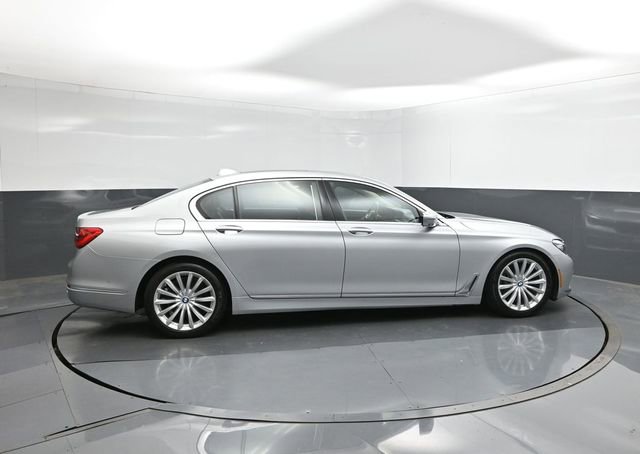 Used 2016 BMW 740i image 11