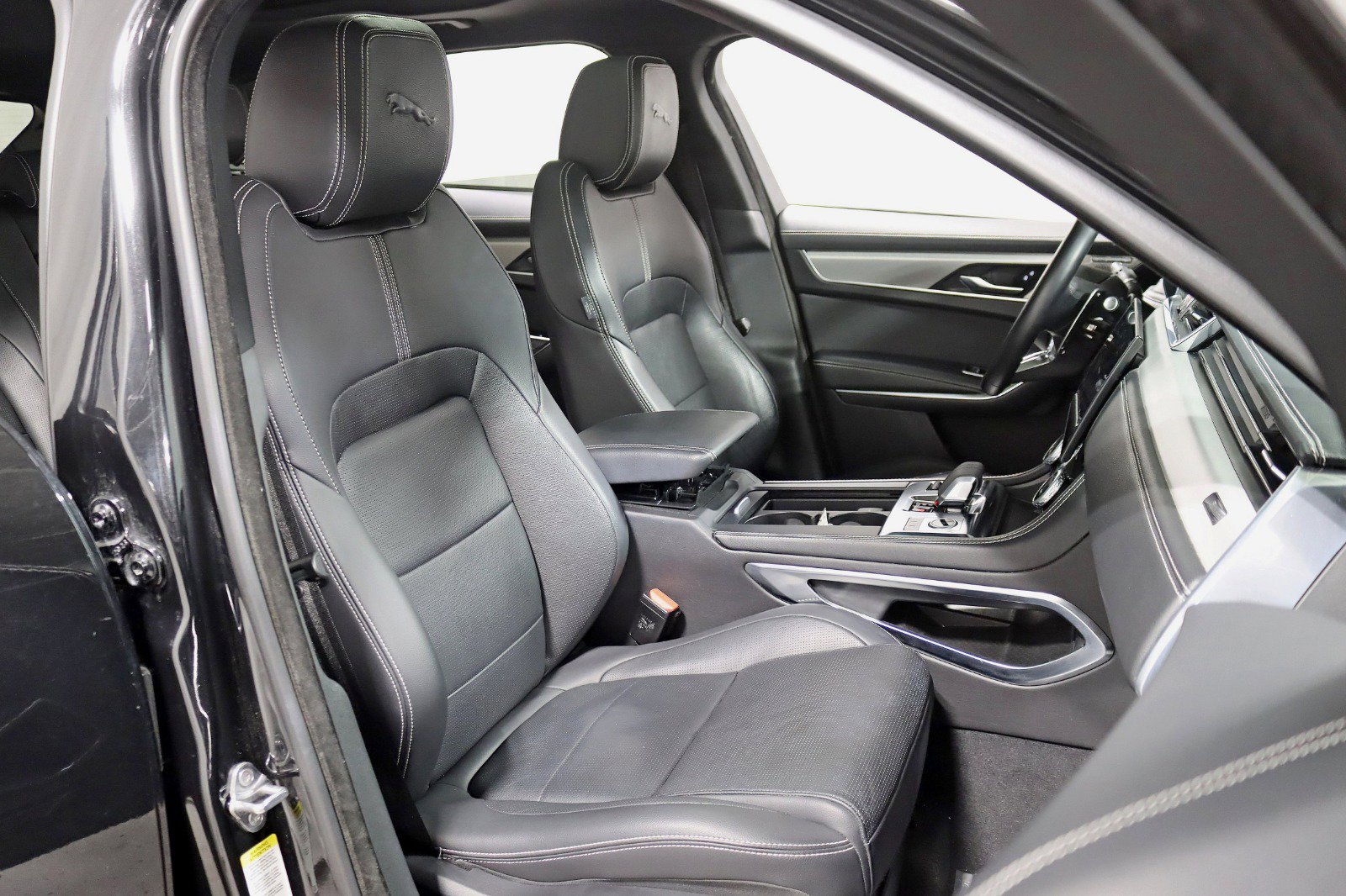 Used 2024 Jaguar F-PACE R-Dynamic S image 25