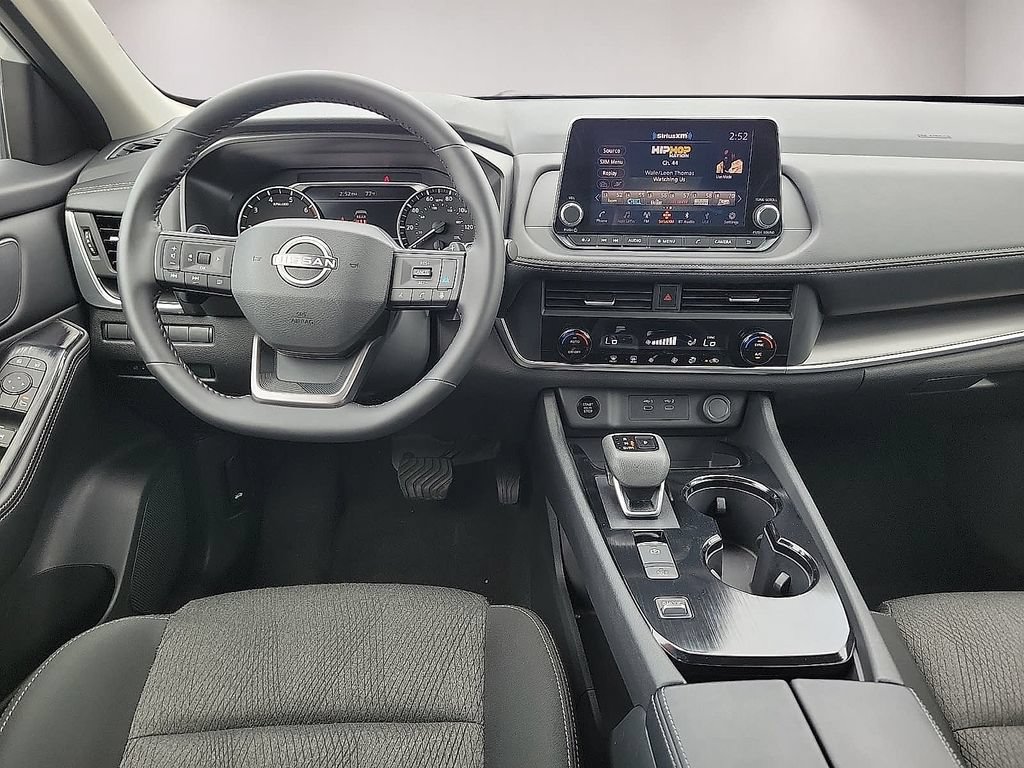 Used 2025 Nissan Rogue SV FWD image 10