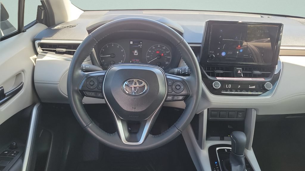 Used 2025 Toyota Corolla Cross LE FWD image 12