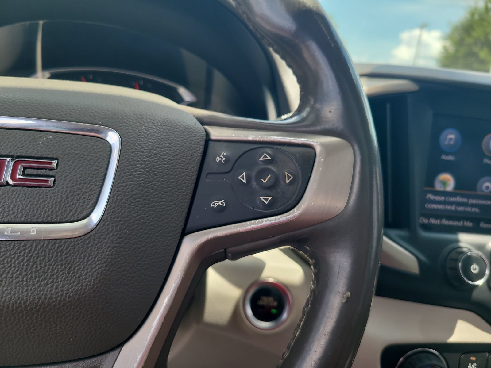 Used 2020 GMC Terrain Denali w/ Denali Premium Package FWD image 15