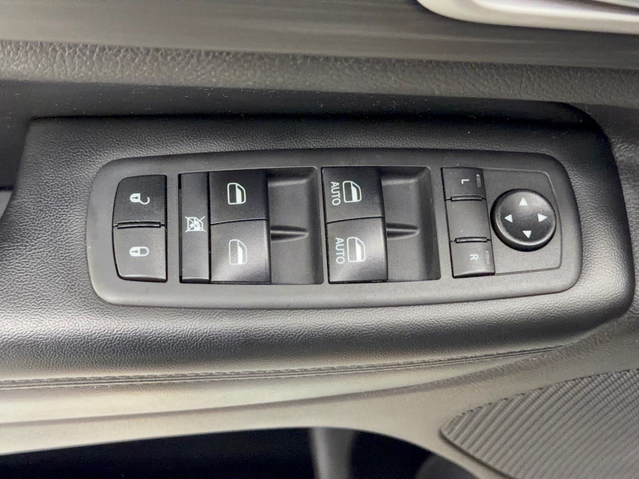 Used 2020 Jeep Grand Cherokee Altitude AWD/4WD image 15