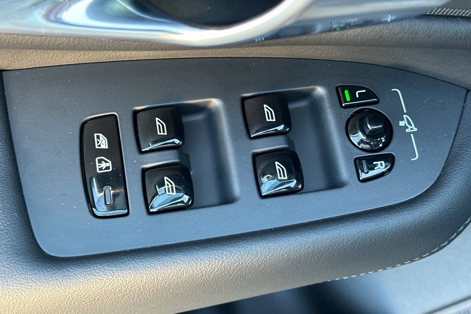 Used 2025 Volvo XC90 T8 Core w/ Protection Package Premier image 15