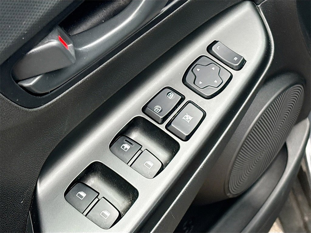 Used 2023 Hyundai Kona SE image 17