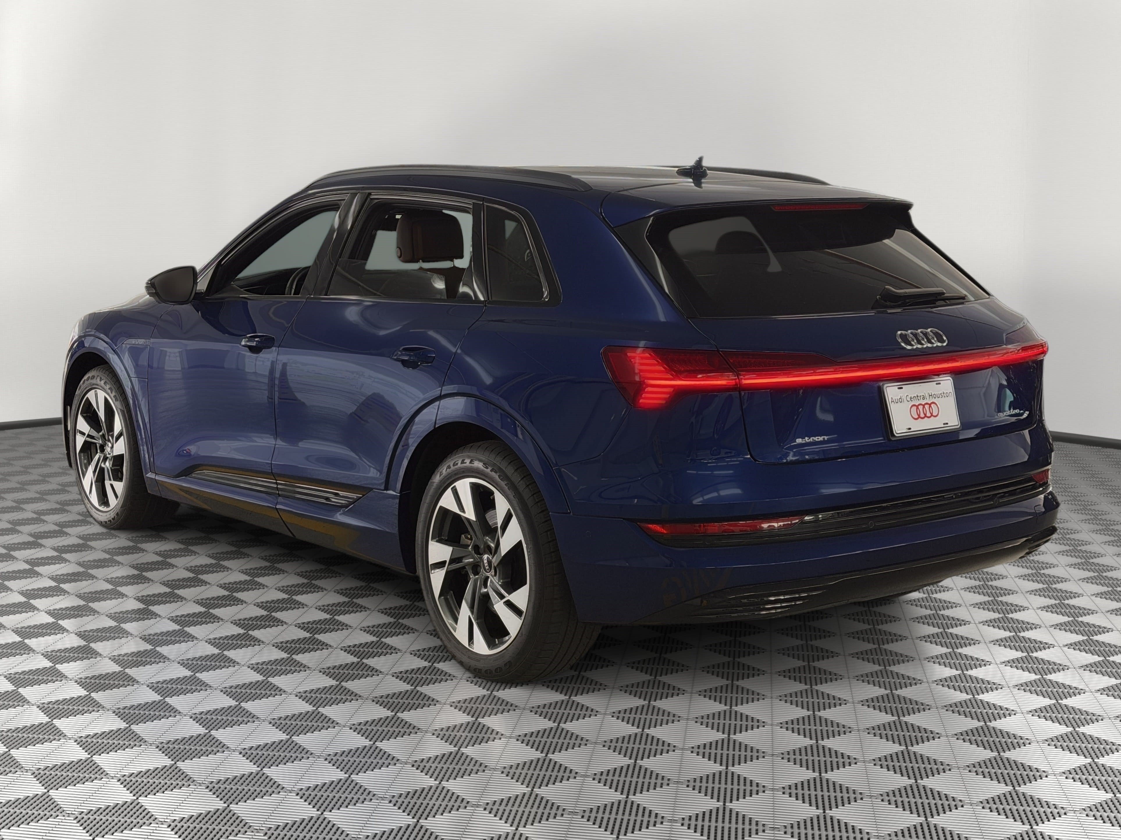 Used 2022 Audi e-tron Premium w/ Convenience Plus Package AWD/4WD image 3