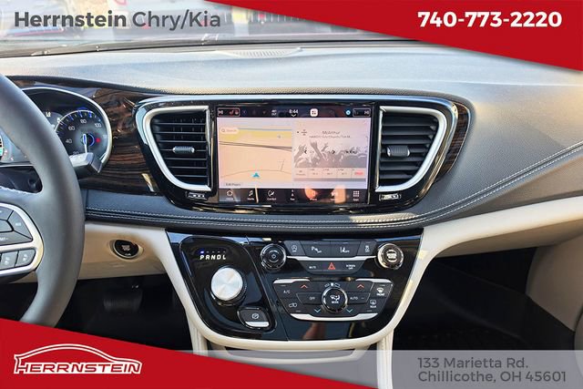 Used 2023 Chrysler Pacifica Limited FWD image 9