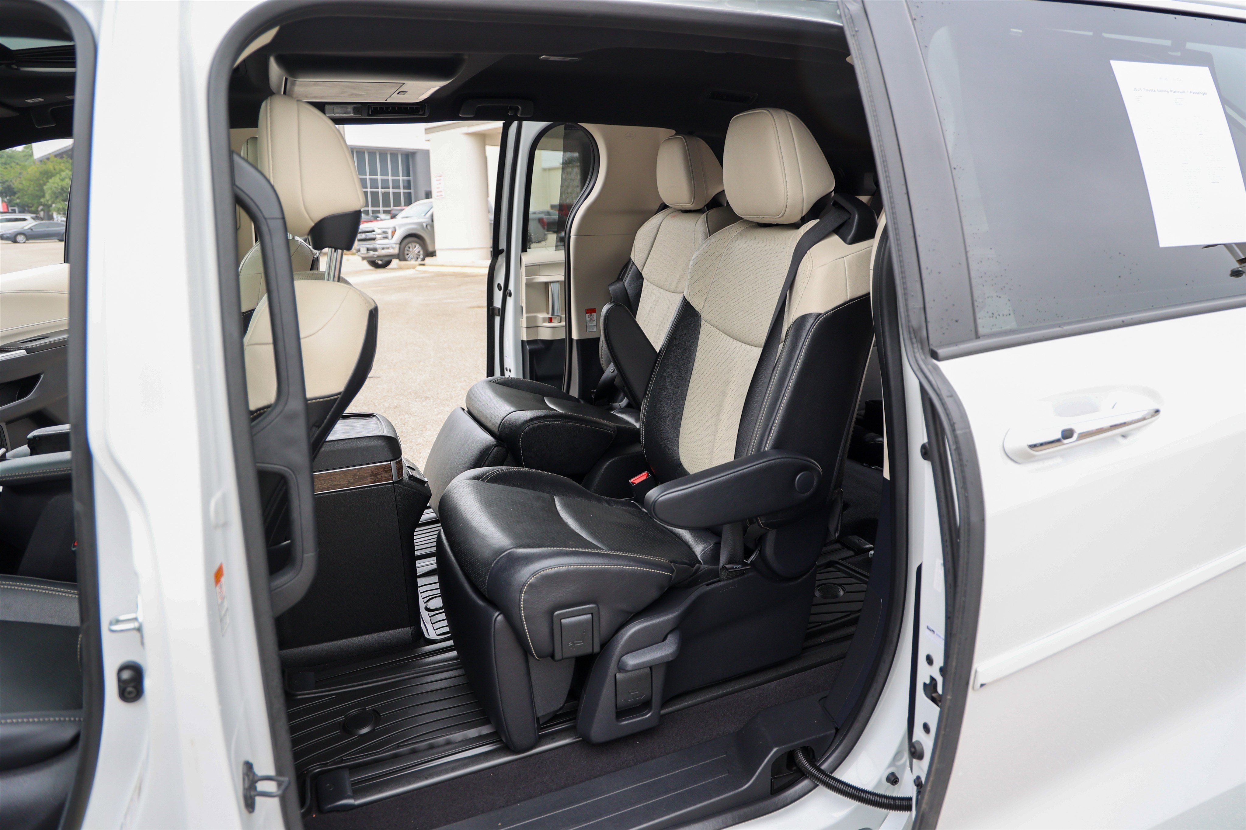 Used 2025 Toyota Sienna Platinum FWD image 37
