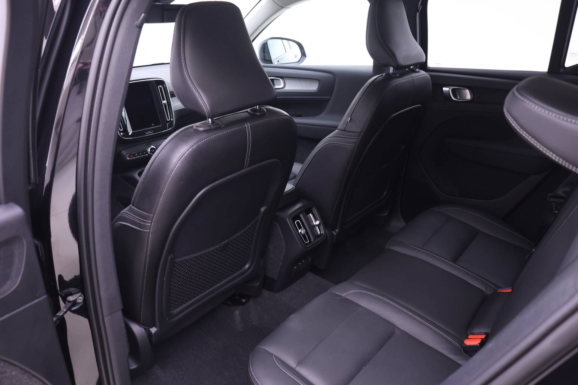 Certified 2024 Volvo XC40 B5 Plus w/ Climate Package AWD/4WD image 13