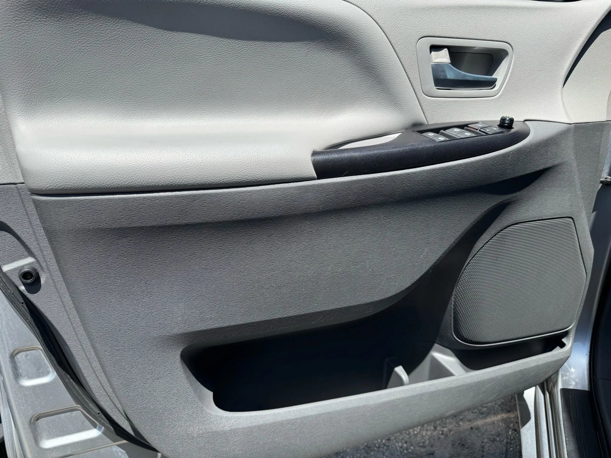 Used 2015 Toyota Sienna LE image 21