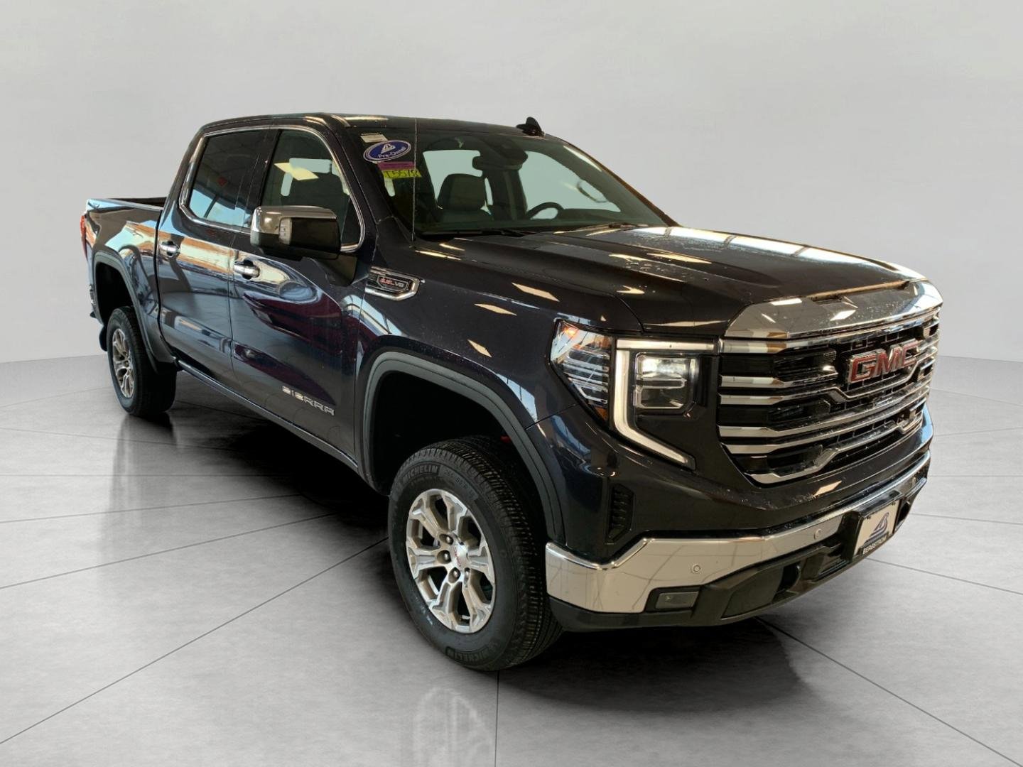 Used 2025 GMC Sierra 1500 SLT w/ SLT Convenience Package image 1