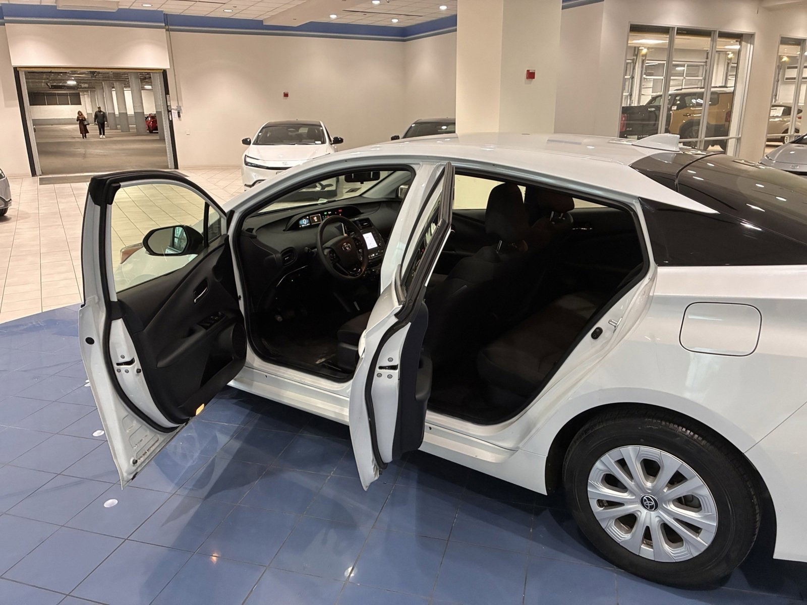 Used 2021 Toyota Prius L Eco w/ Carpet Mat Package (TMS) image 9