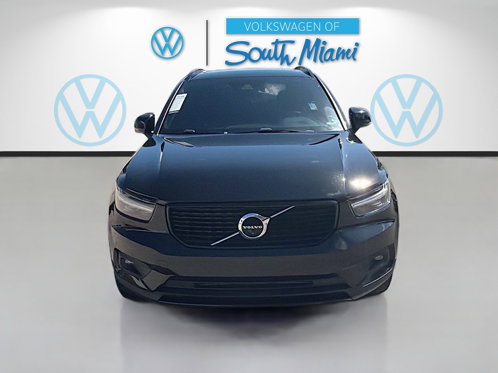 Used 2022 Volvo XC40 T5 R-Design w/ Advanced Package image 2