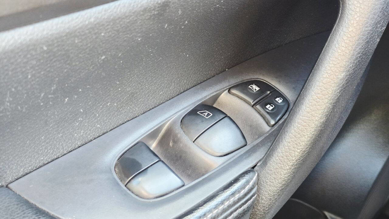 Used 2014 Nissan Rogue SV image 26