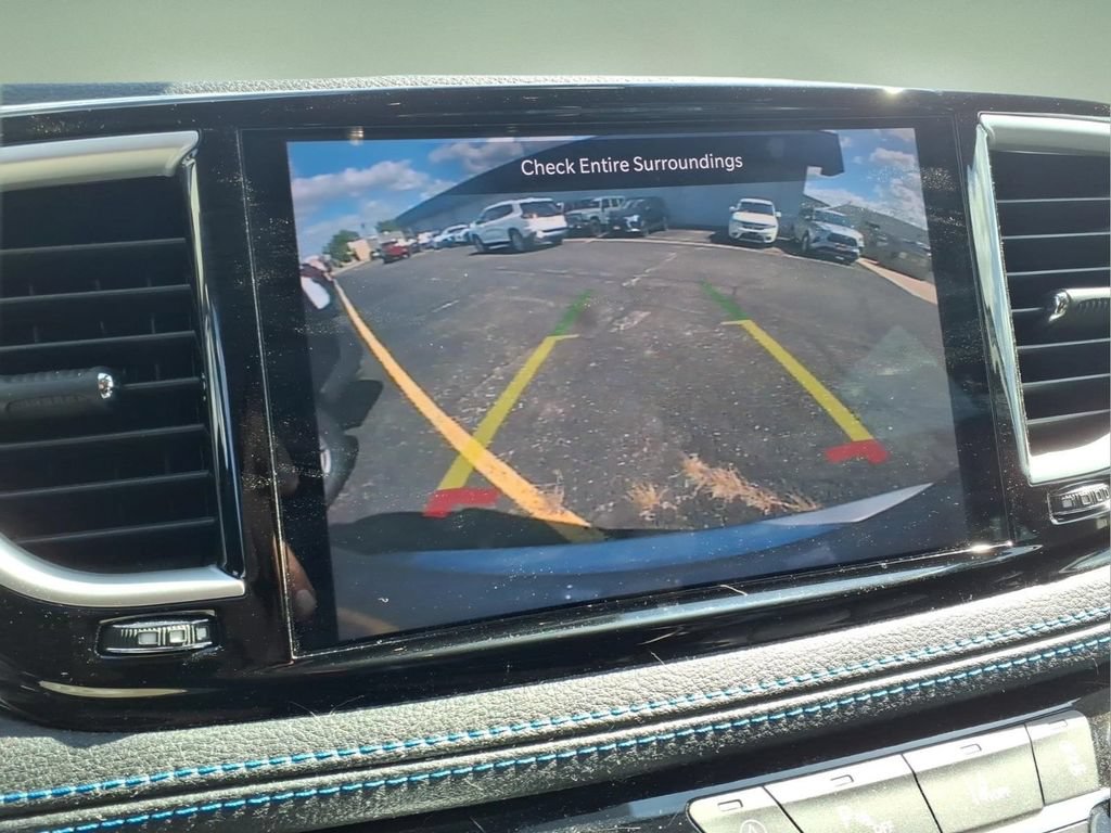 Used 2021 Chrysler Pacifica Touring-L FWD image 9