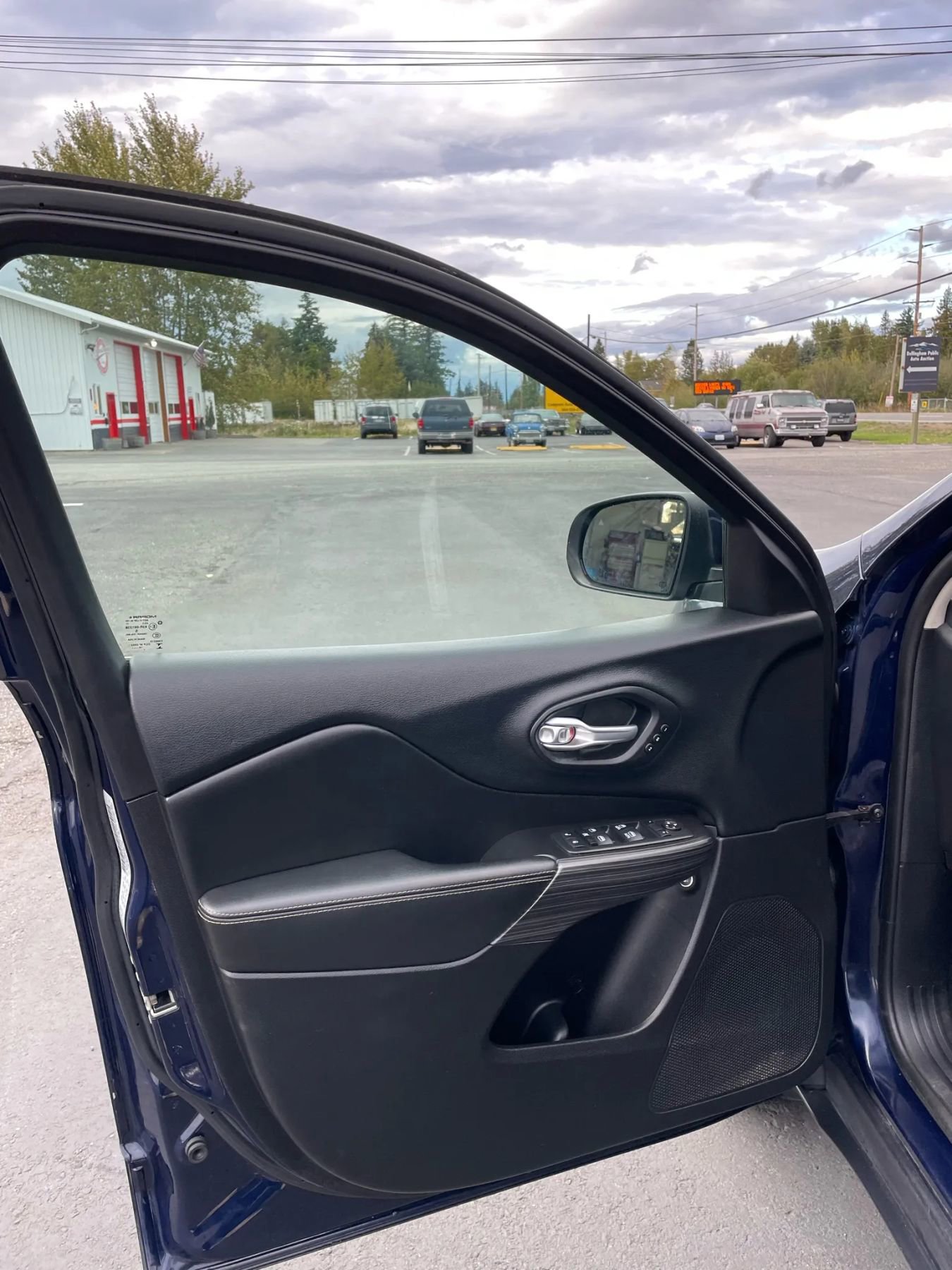 Used 2015 Jeep Cherokee Limited w/ Luxury Group image 11