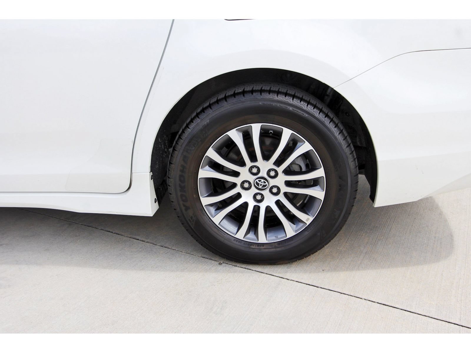 Used 2019 Toyota Sienna XLE w/ XLE Navigation Package FWD image 33