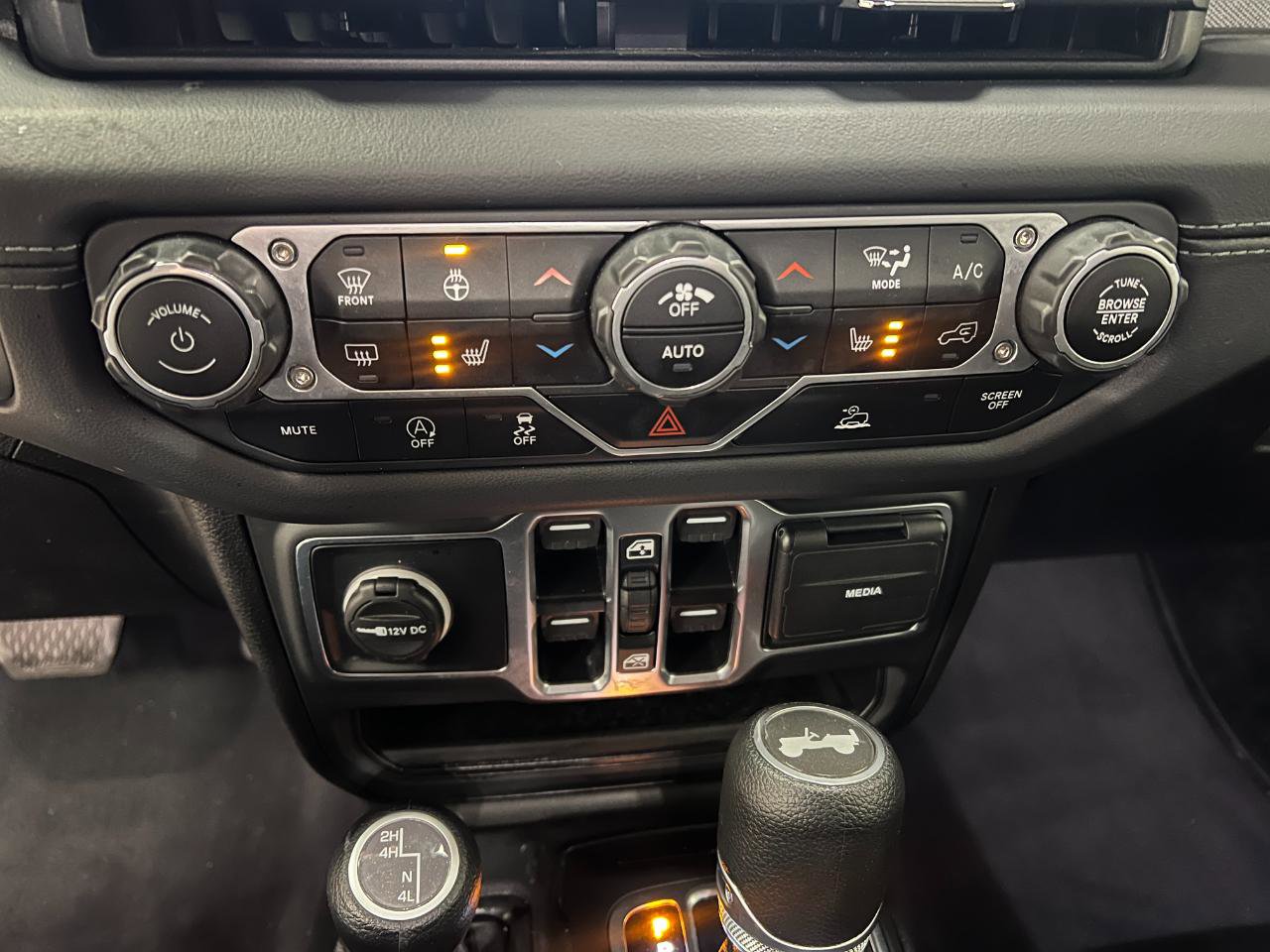 Used 2025 Jeep Wrangler Unlimited Sahara image 32