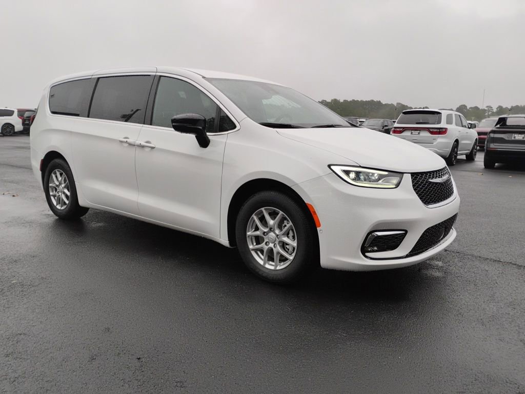 New 2026 Chrysler Pacifica Select image 3