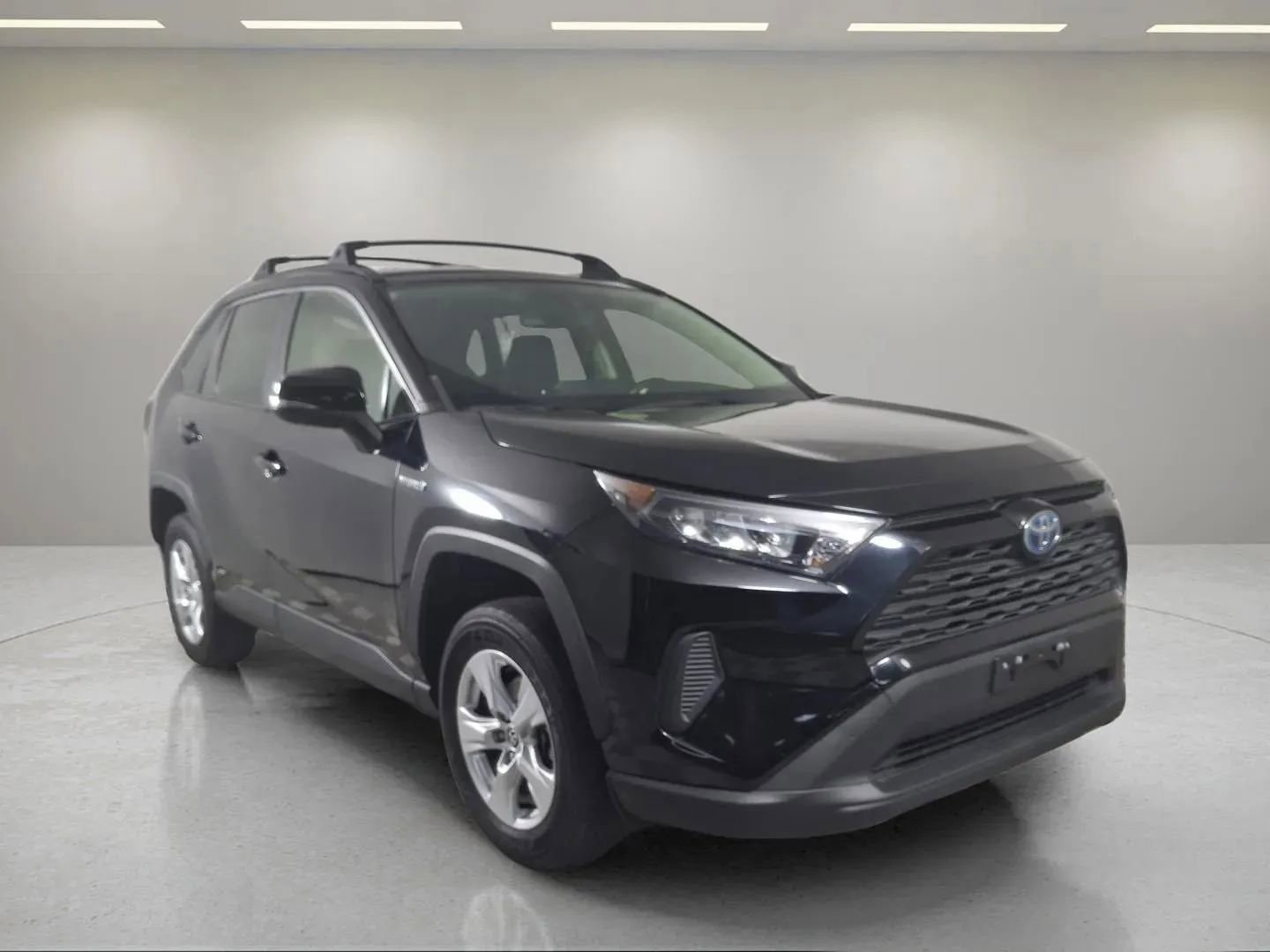 Used 2021 Toyota RAV4 LE image 1