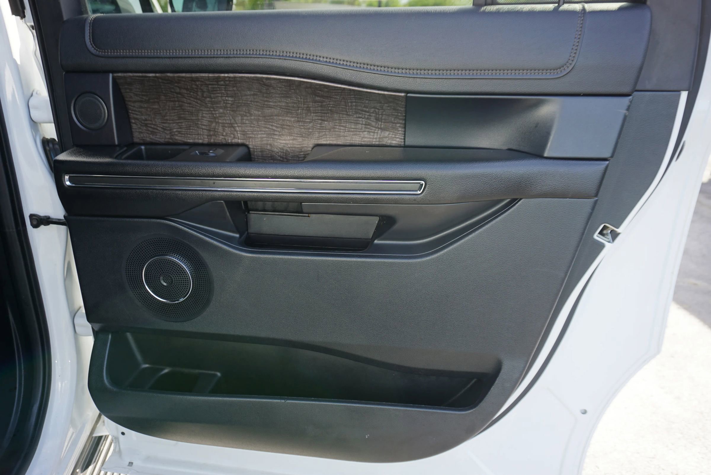 Used 2021 Ford Expedition Max Limited image 13