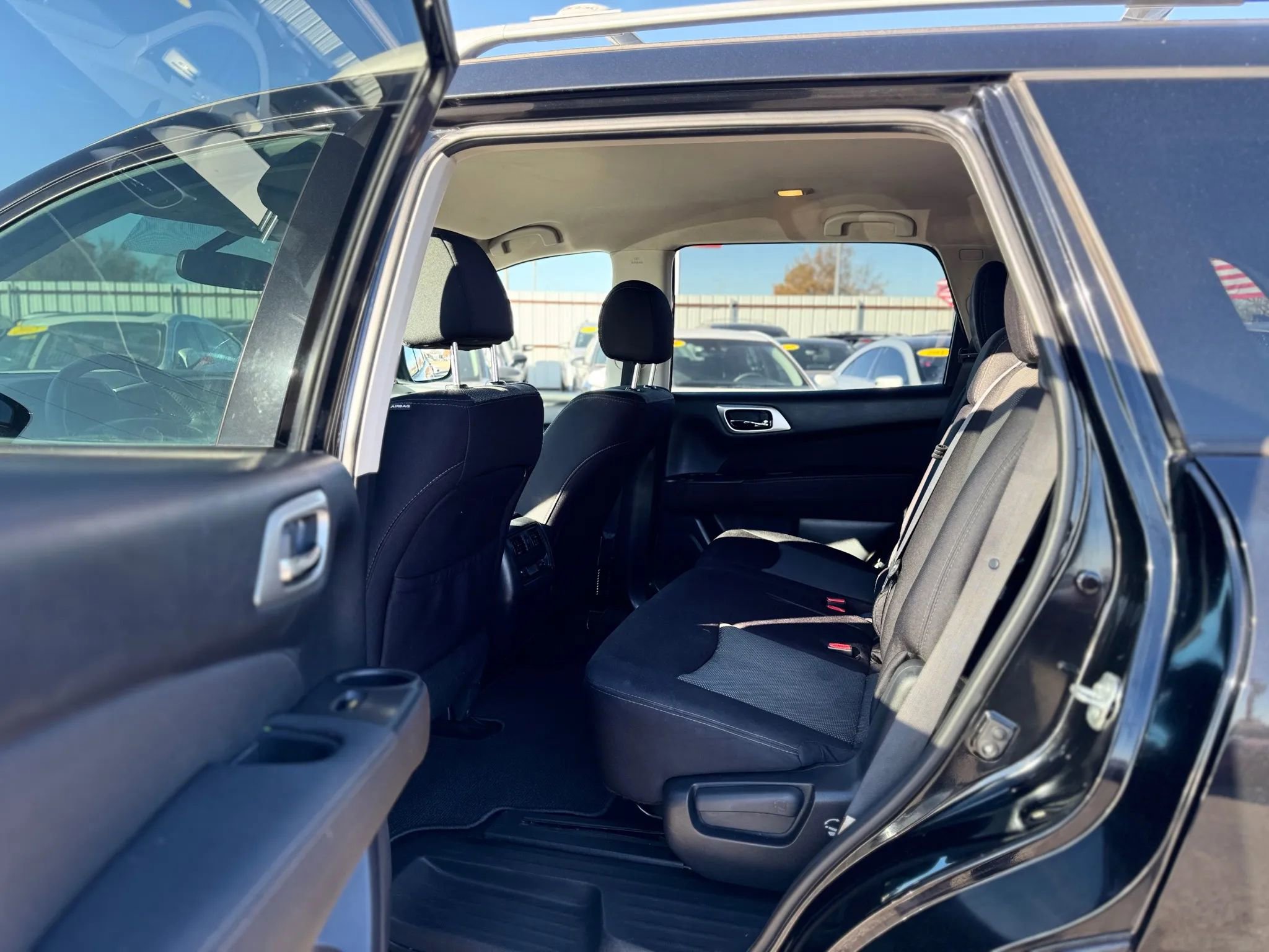 Used 2017 Nissan Pathfinder SV image 11