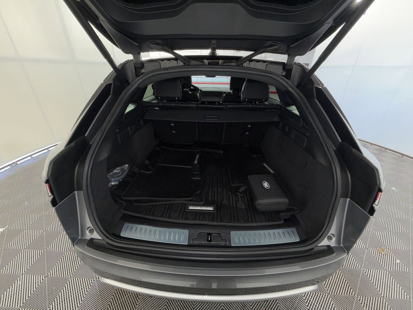 Used 2023 Land Rover Range Rover Velar R-Dynamic S image 26