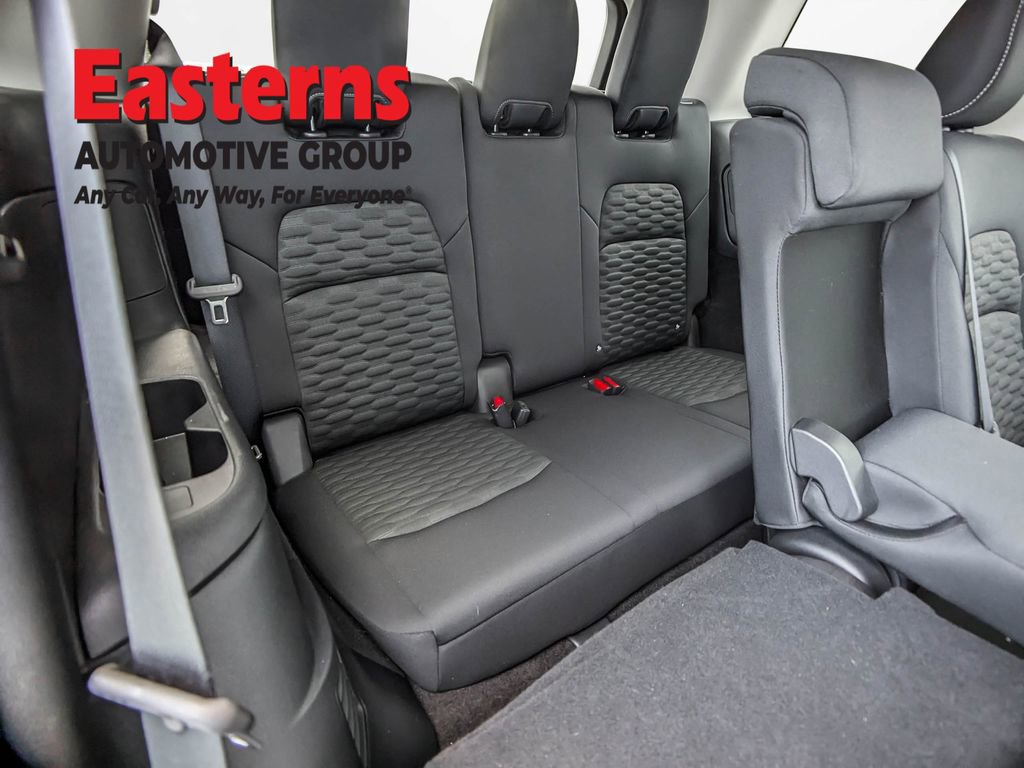 Used 2022 Nissan Pathfinder SV AWD/4WD image 18