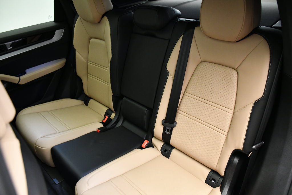 Certified 2025 Porsche Cayenne E-Hybrid Coupe AWD/4WD image 47
