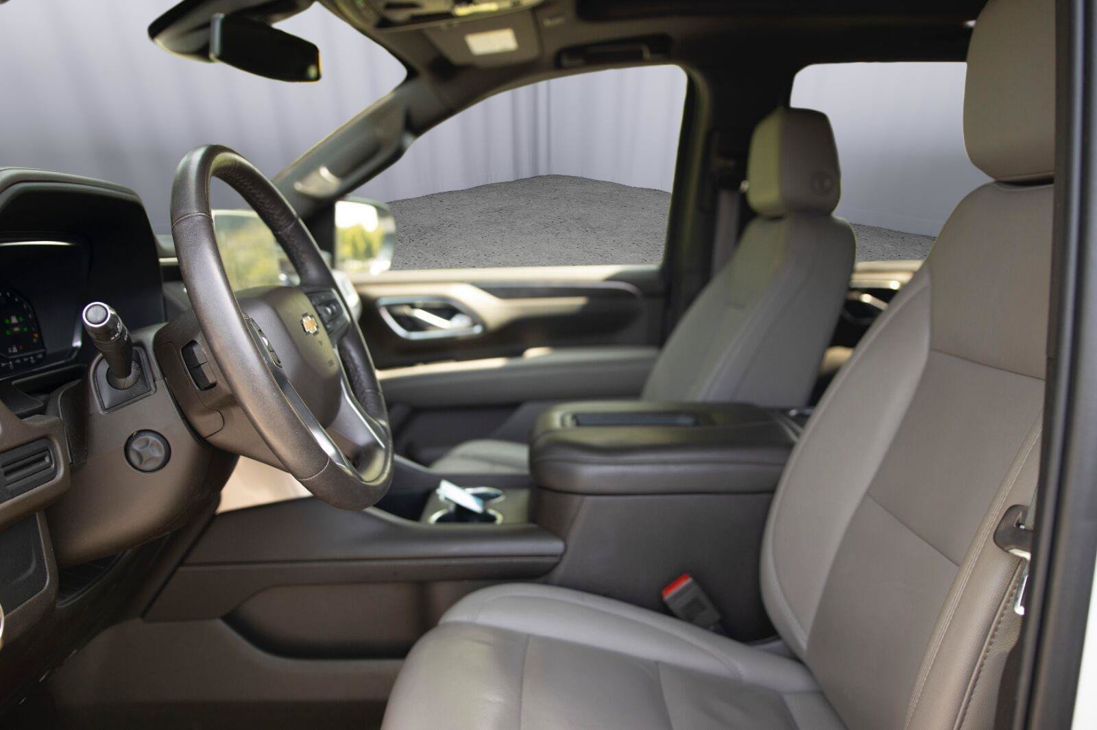 Used 2022 Chevrolet Suburban LT w/ LT Signature Plus Package AWD/4WD image 2
