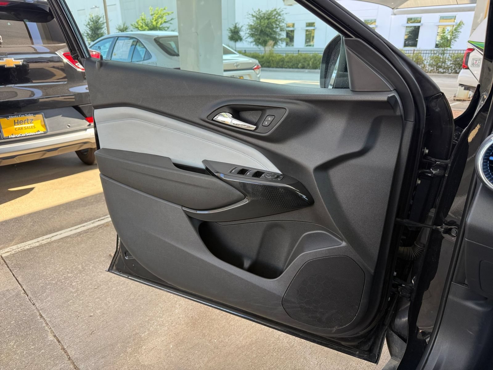 Used 2025 Chevrolet Trax LT w/ LT Convenience Package FWD image 18