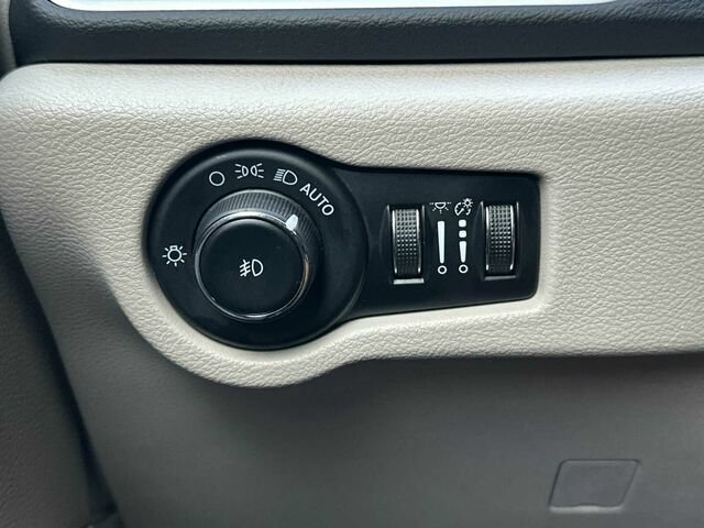 Used 2023 Chrysler Pacifica Touring-L FWD image 31