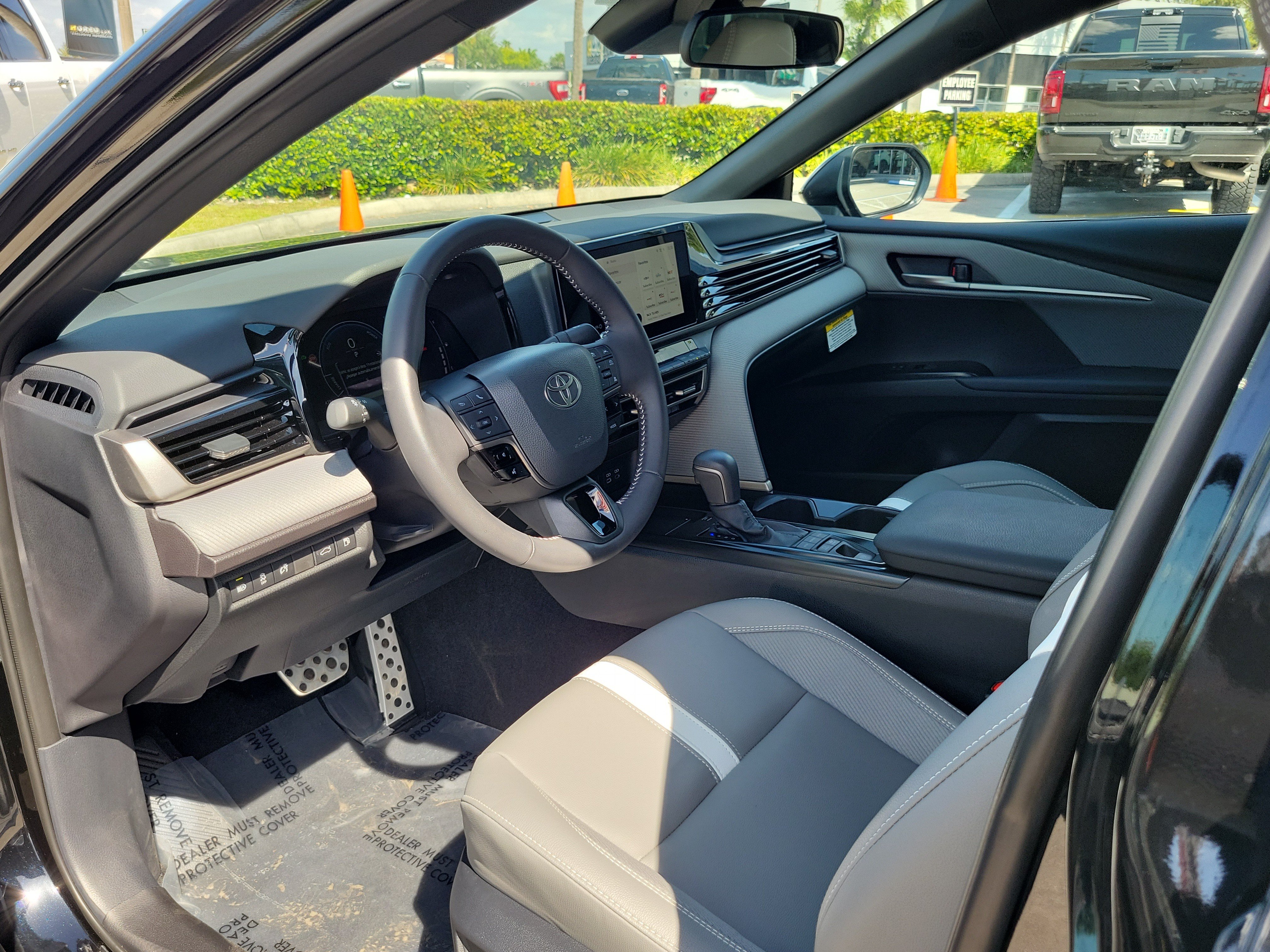 Used 2025 Toyota Camry SE FWD image 9