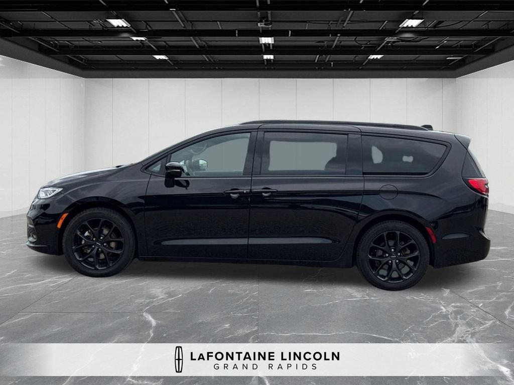 Used 2025 Chrysler Pacifica Limited FWD image 2
