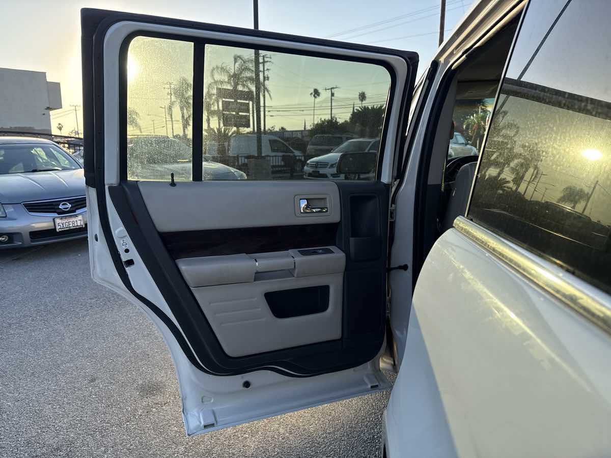 Used 2011 Ford Flex SEL w/ Rapid Spec Order Code FWD image 9