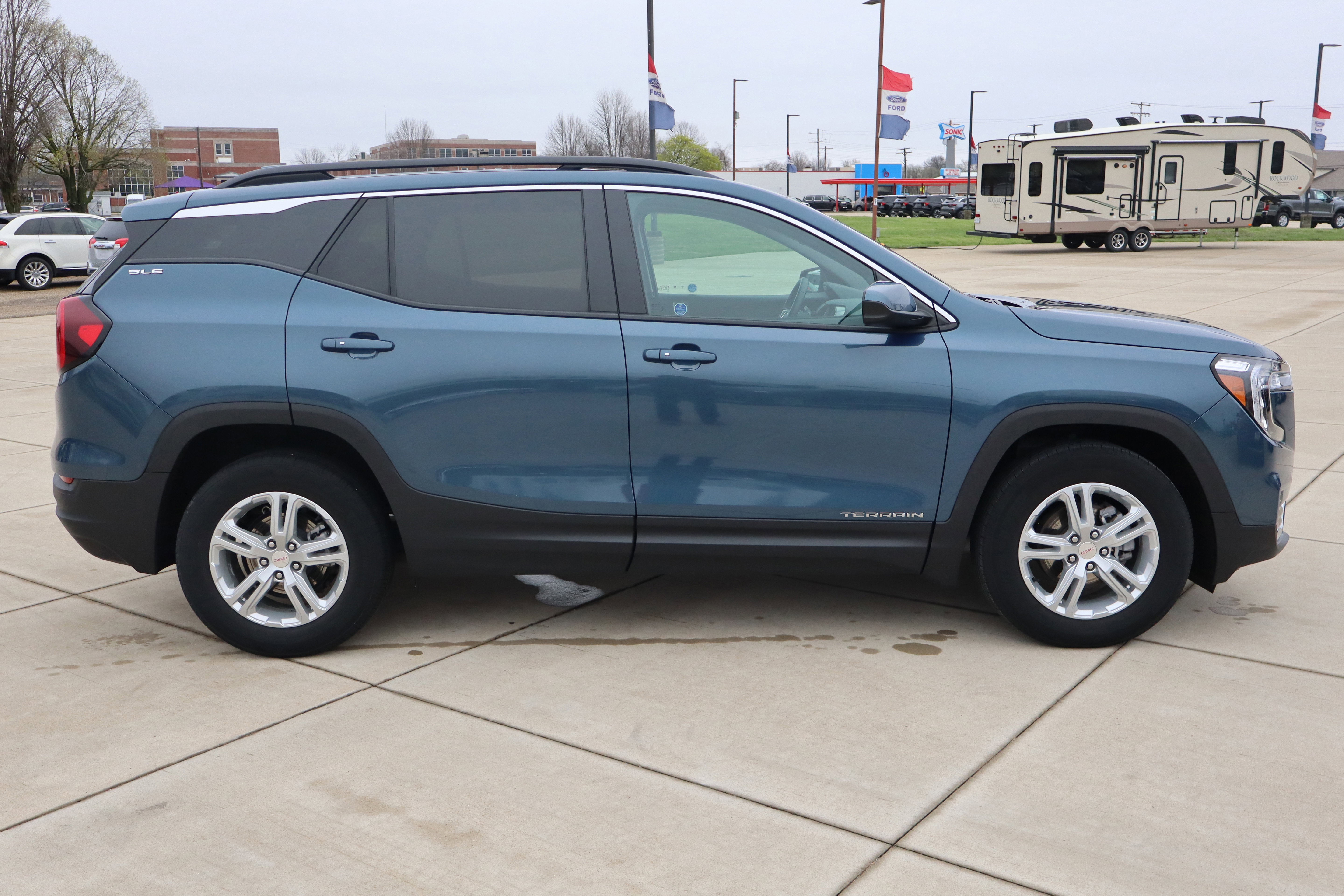 Used 2024 GMC Terrain SLE w/ Driver Convenience Package image 4