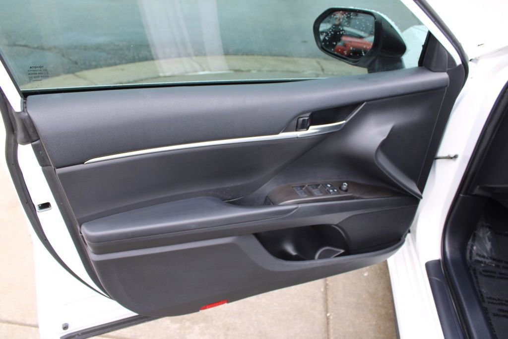 Used 2021 Toyota Camry SE w/ Blackout Package (TMS) image 17