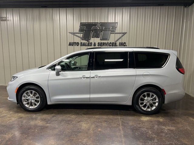 Used 2022 Chrysler Pacifica Touring-L image 3