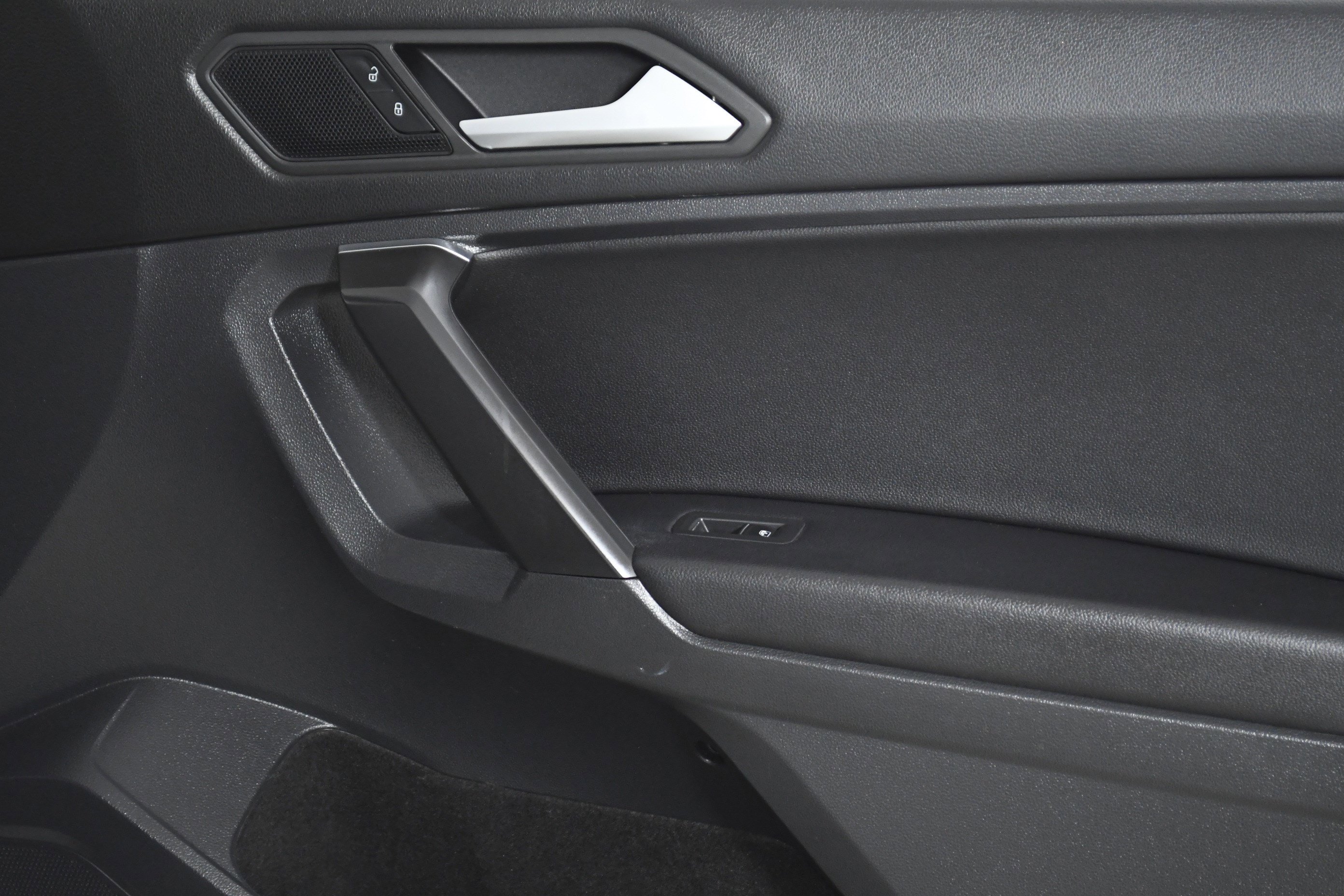 Used 2021 Volkswagen Tiguan SE R-Line image 28