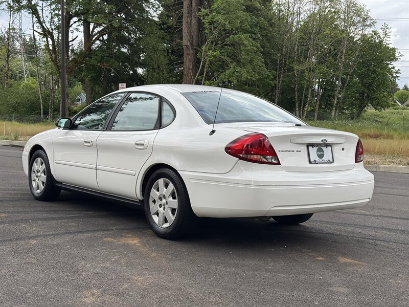 Used 2005 Ford Taurus SE FWD image 3