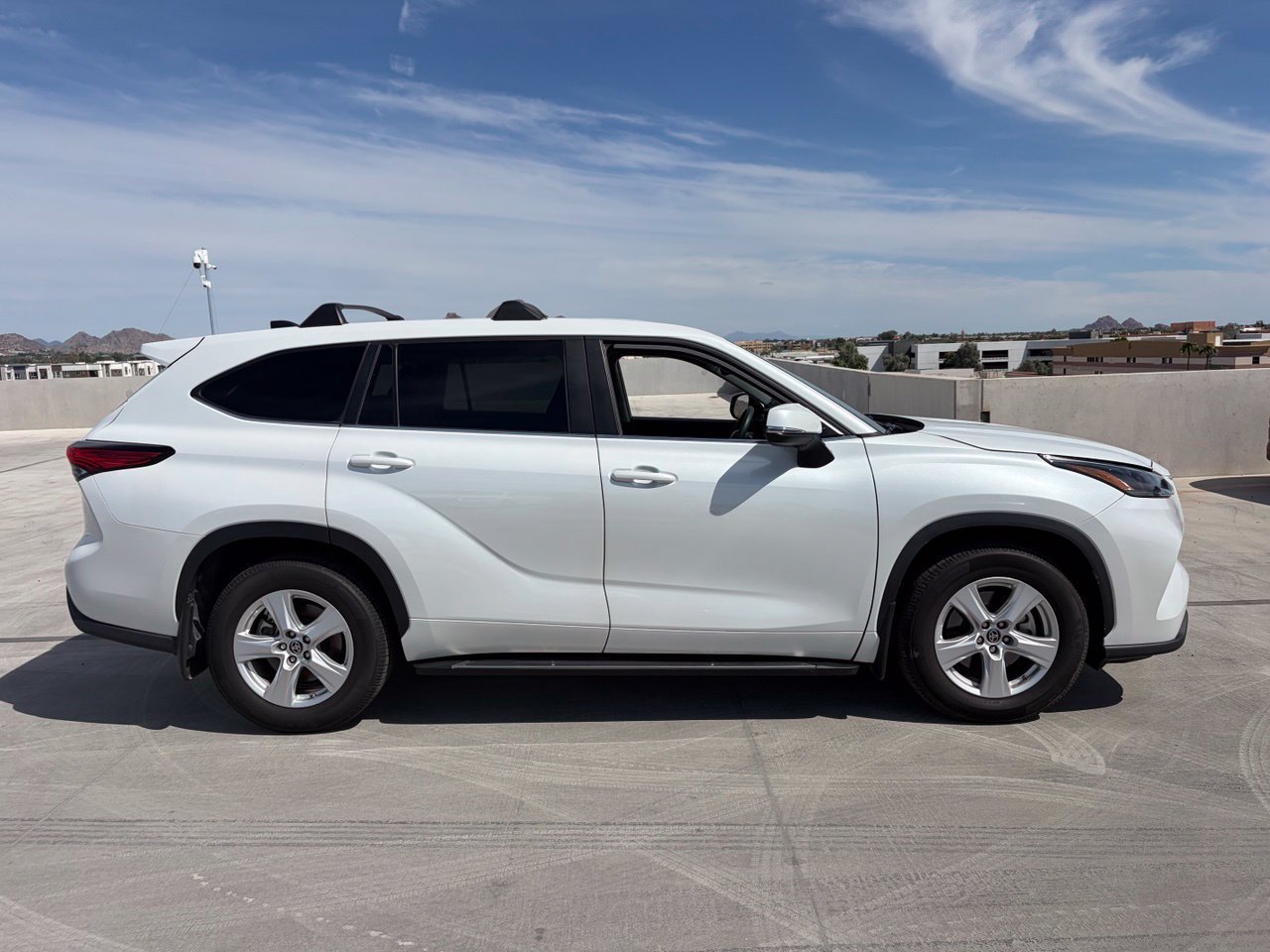 Used 2023 Toyota Highlander L AWD/4WD image 3