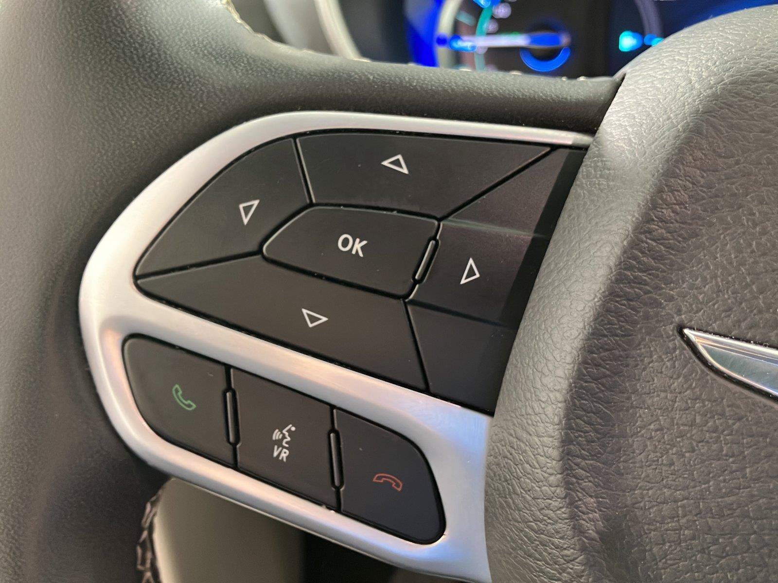 Used 2023 Chrysler Pacifica Touring-L FWD image 26