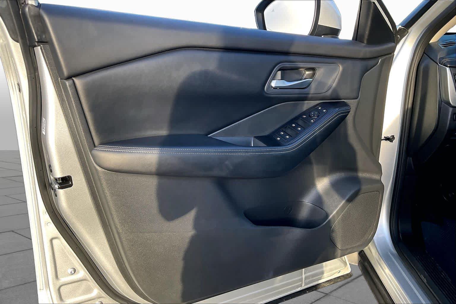 Used 2025 Nissan Rogue SV FWD image 21