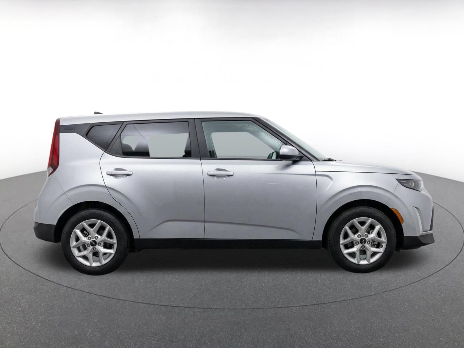 Used 2025 Kia Soul LX w/ LX Technology Package FWD image 11